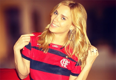 Carolina Dieckmann com camisa do Flamengo / Divulgação